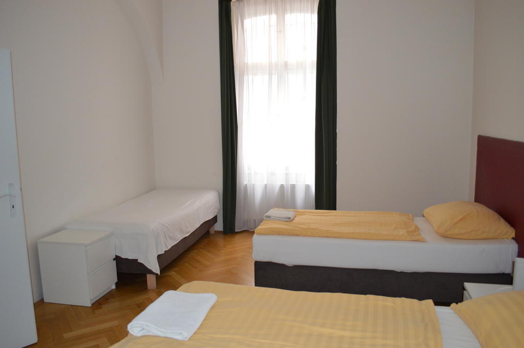 Leo Apartments Old Town Praag Buitenkant foto