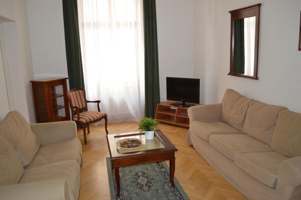 Leo Apartments Old Town Praag Buitenkant foto