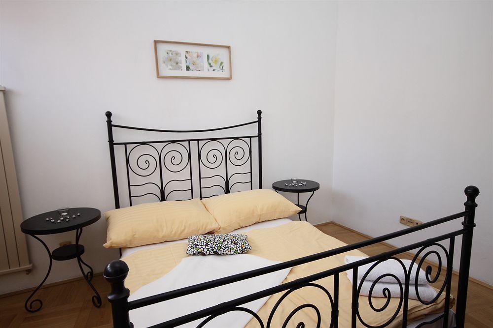 Leo Apartments Old Town Praag Buitenkant foto