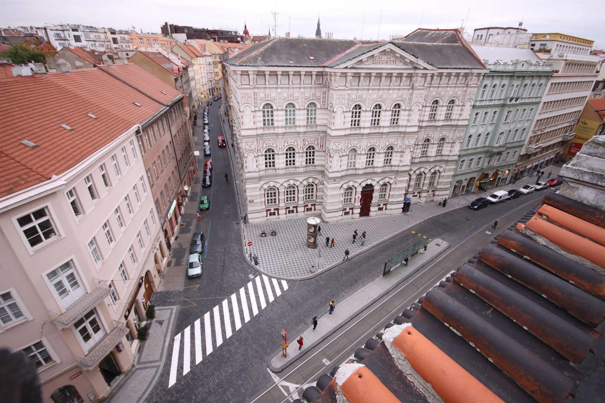 Leo Apartments Old Town Praag Buitenkant foto