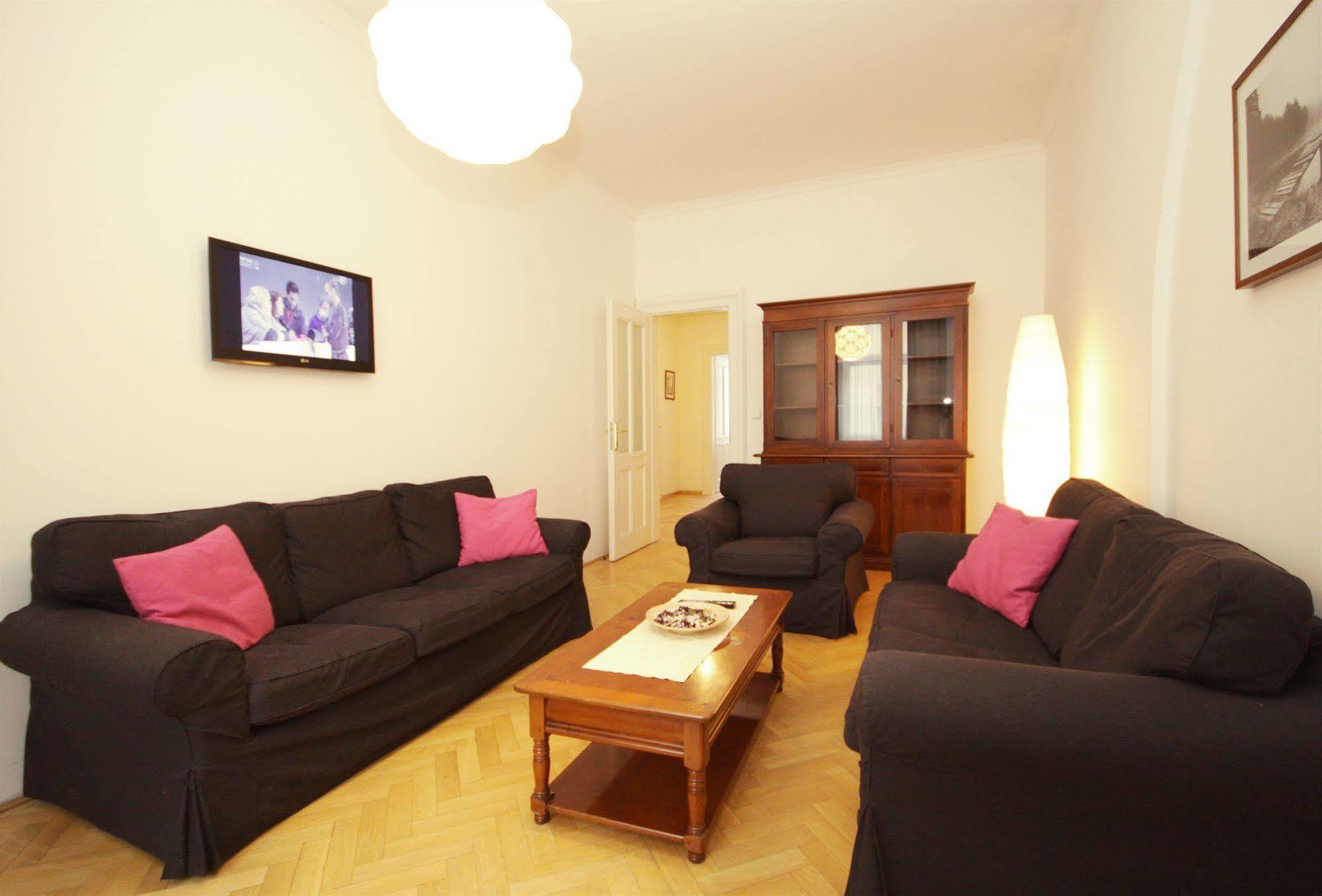 Leo Apartments Old Town Praag Buitenkant foto
