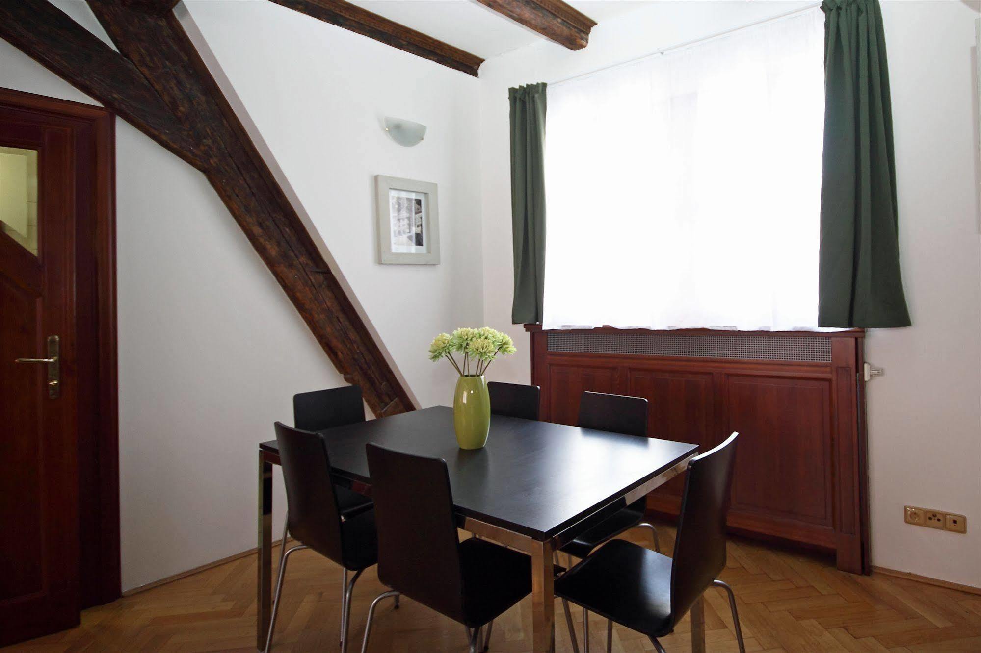 Leo Apartments Old Town Praag Buitenkant foto