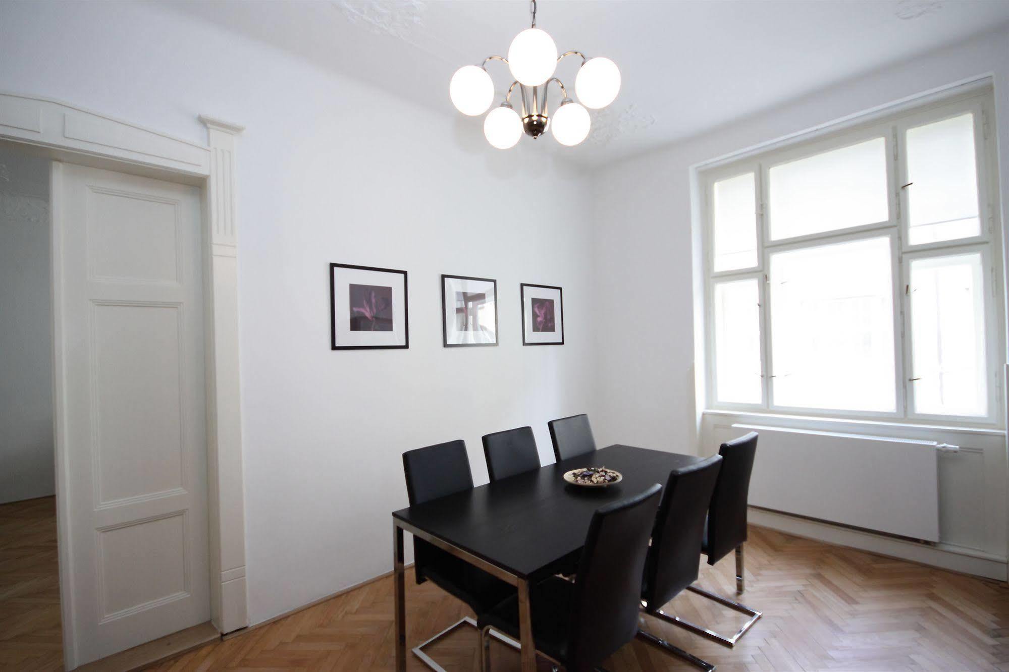 Leo Apartments Old Town Praag Buitenkant foto