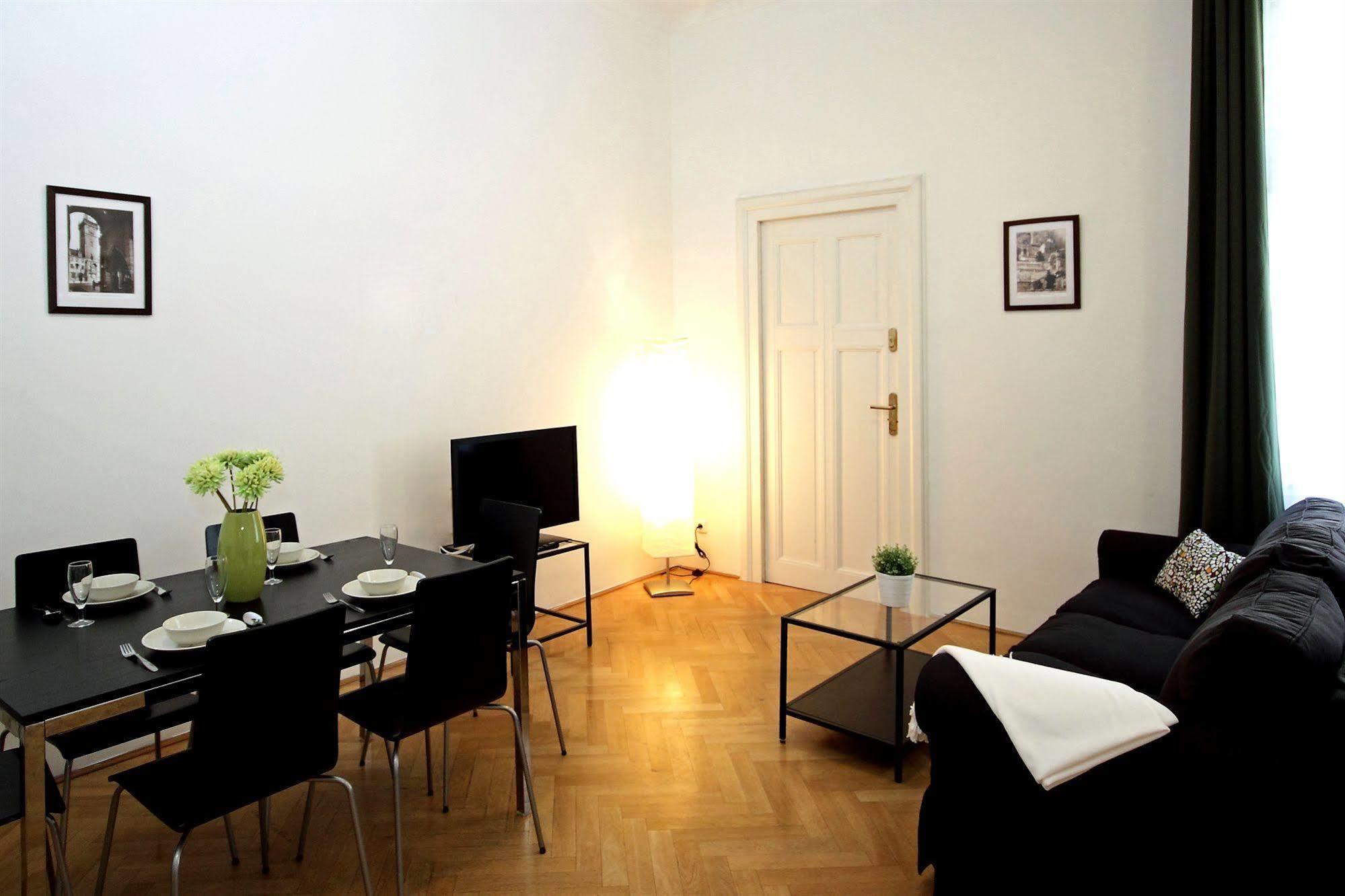 Leo Apartments Old Town Praag Buitenkant foto