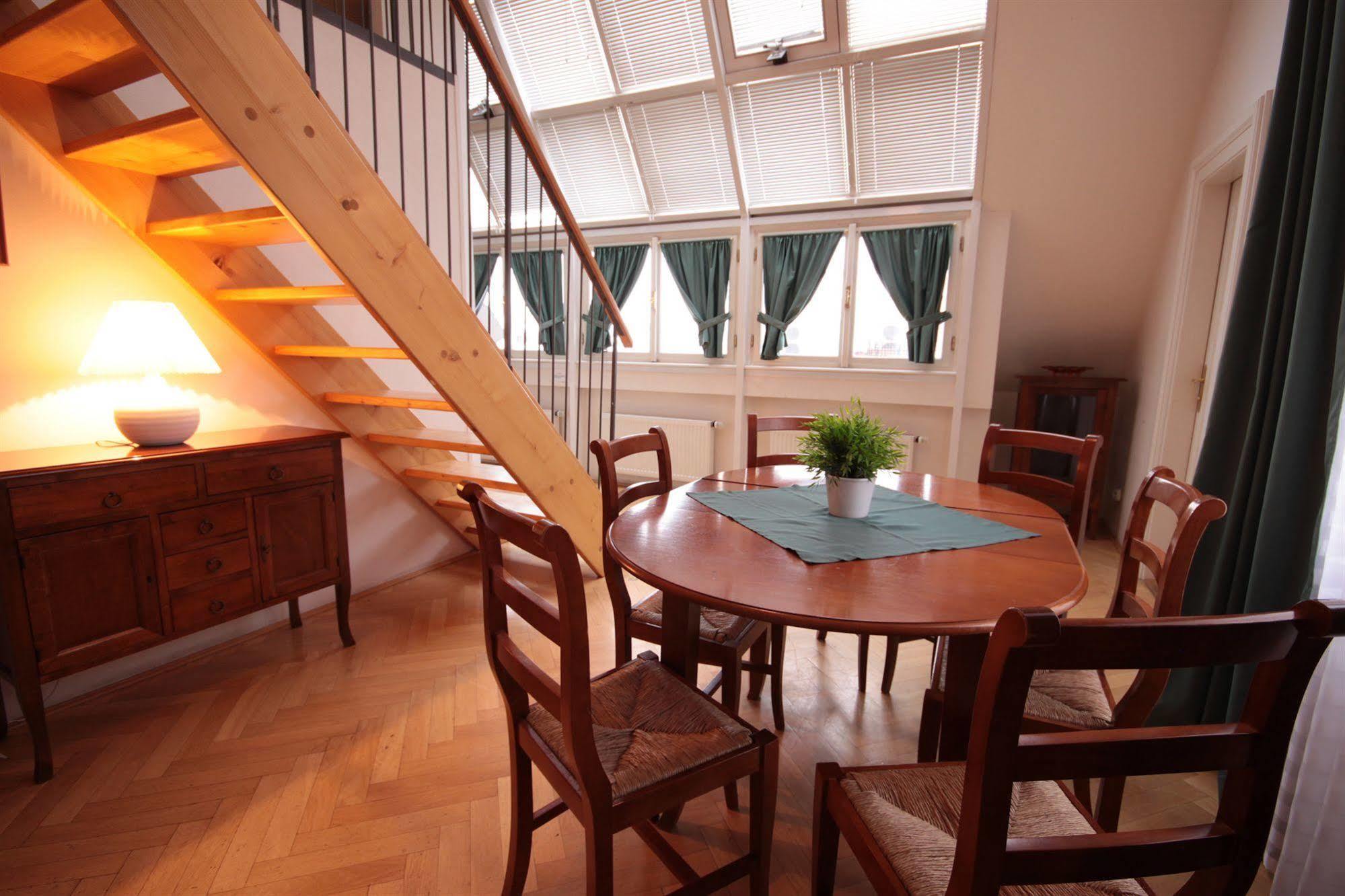 Leo Apartments Old Town Praag Buitenkant foto