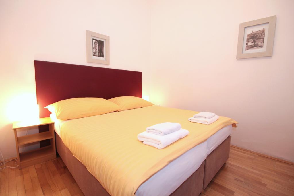 Leo Apartments Old Town Praag Kamer foto
